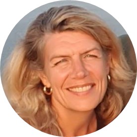 Een portret foto van Emilie, lid van de Raad van Toezicht van Buurkracht. Ze kijkt lachend in de camera.