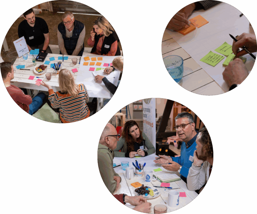Een compilatie van drie afbeeldingen die zijn genomen tijdens het Samen sterk met buurkracht 2025 evenement. Op de foto's zijn mensen te zien aan discussietafels, waar zij dingen op postits schrijven.