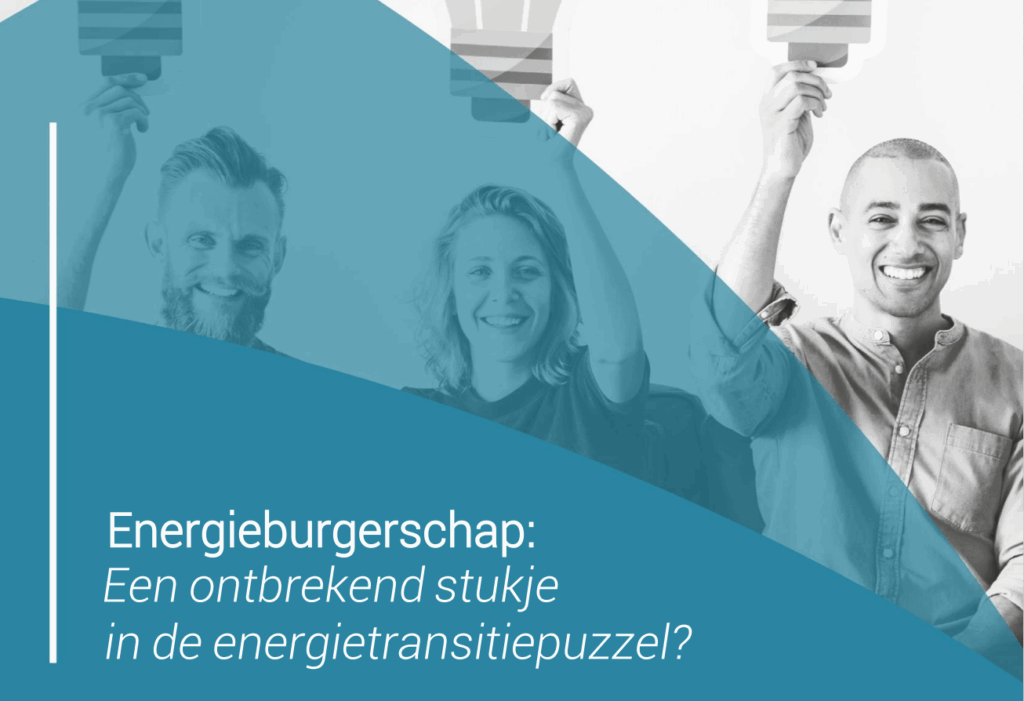 Drie mensen houden ieder een kaartje omhoog. Op de afbeelding staat de volgende tekst: 'Energieburgerschap: Een ontbrekend stukje in de energietransitiepuzzel?'