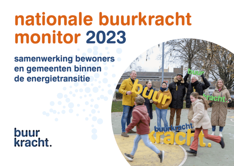 Een afbeelding waarop een groep mensen mensen met Buurkracht letters staan. Op de afbeelding staat de volgende tekst: 'nationale buurkracht monitor 2024. Samenwerking bewoners en gemeenten binnen de energietransitie.'