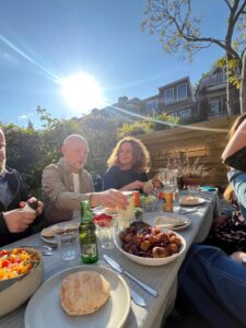 Een groep mensen eet samen in de Zegenstraat in Rotterdam-Zuid.